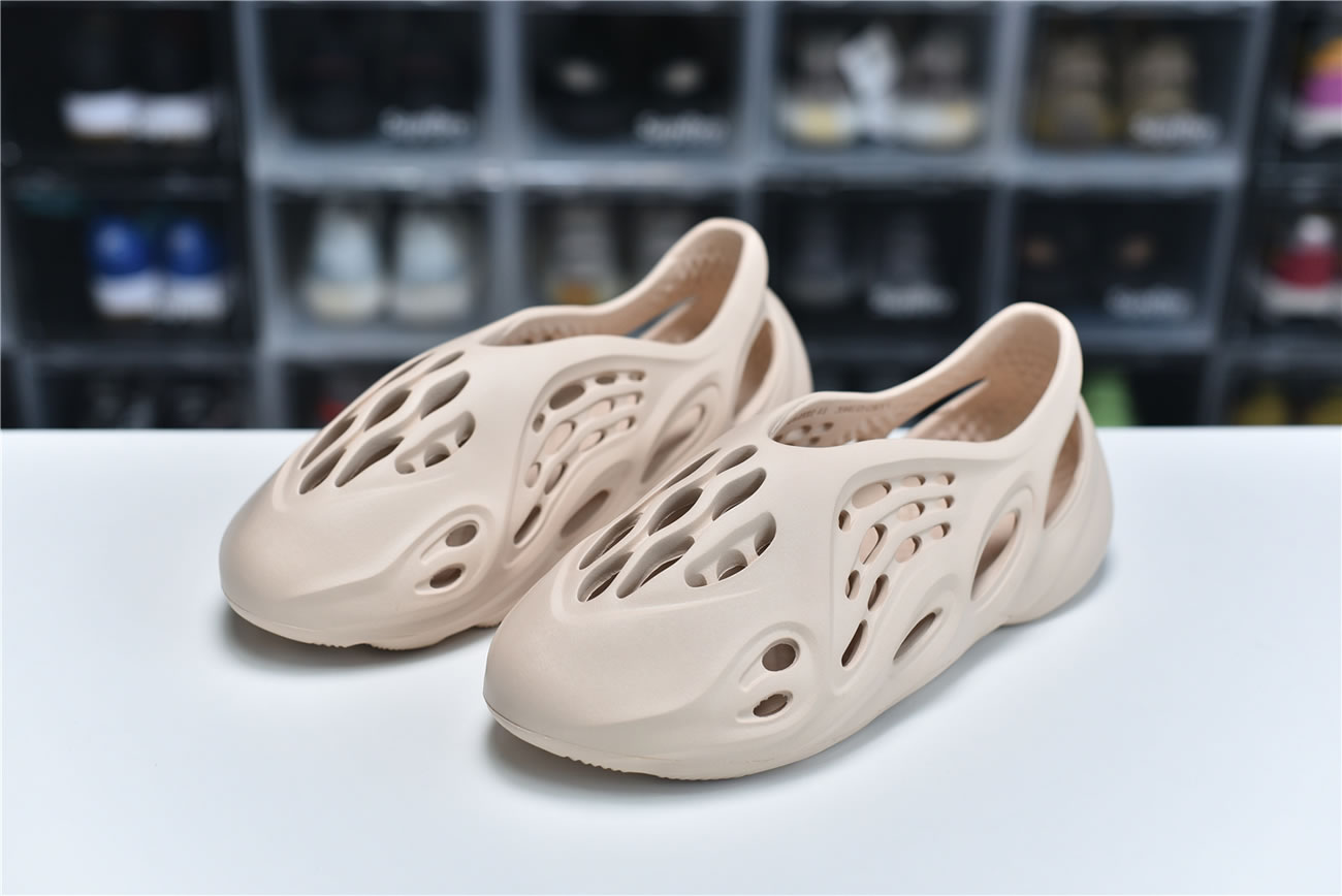 Adidas Yeezy Crocs Clog Foam Runner Colors Beige (1) - www.newkick.vip