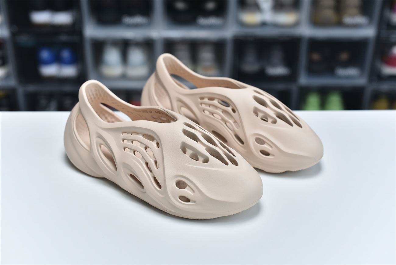 Adidas Yeezy Crocs Clog Foam Runner Colors Beige (2) - www.newkick.vip