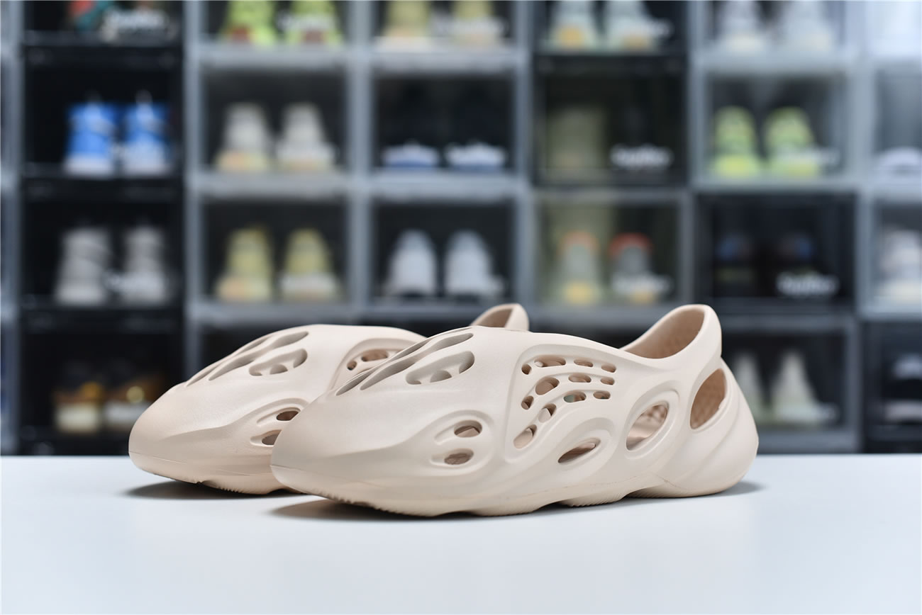 Adidas Yeezy Crocs Clog Foam Runner Colors Beige (3) - www.newkick.vip