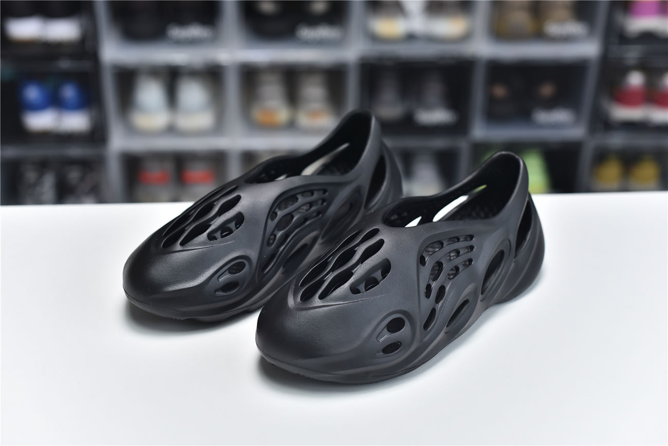 Adidas Yeezy Crocs Clog Foam Runner Colors Black (1) - www.newkick.vip Adidas Yeezy Crocs Clog Foam Runner Colors Black (1) - www.newkick.vip