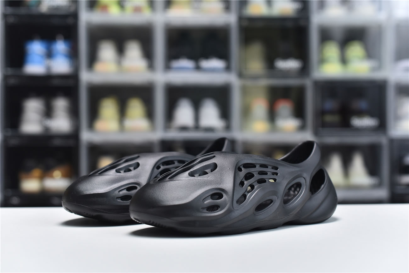 Adidas Yeezy Crocs Clog Foam Runner Colors Black (3) - www.newkick.vip Adidas Yeezy Crocs Clog Foam Runner Colors Black (3) - www.newkick.vip