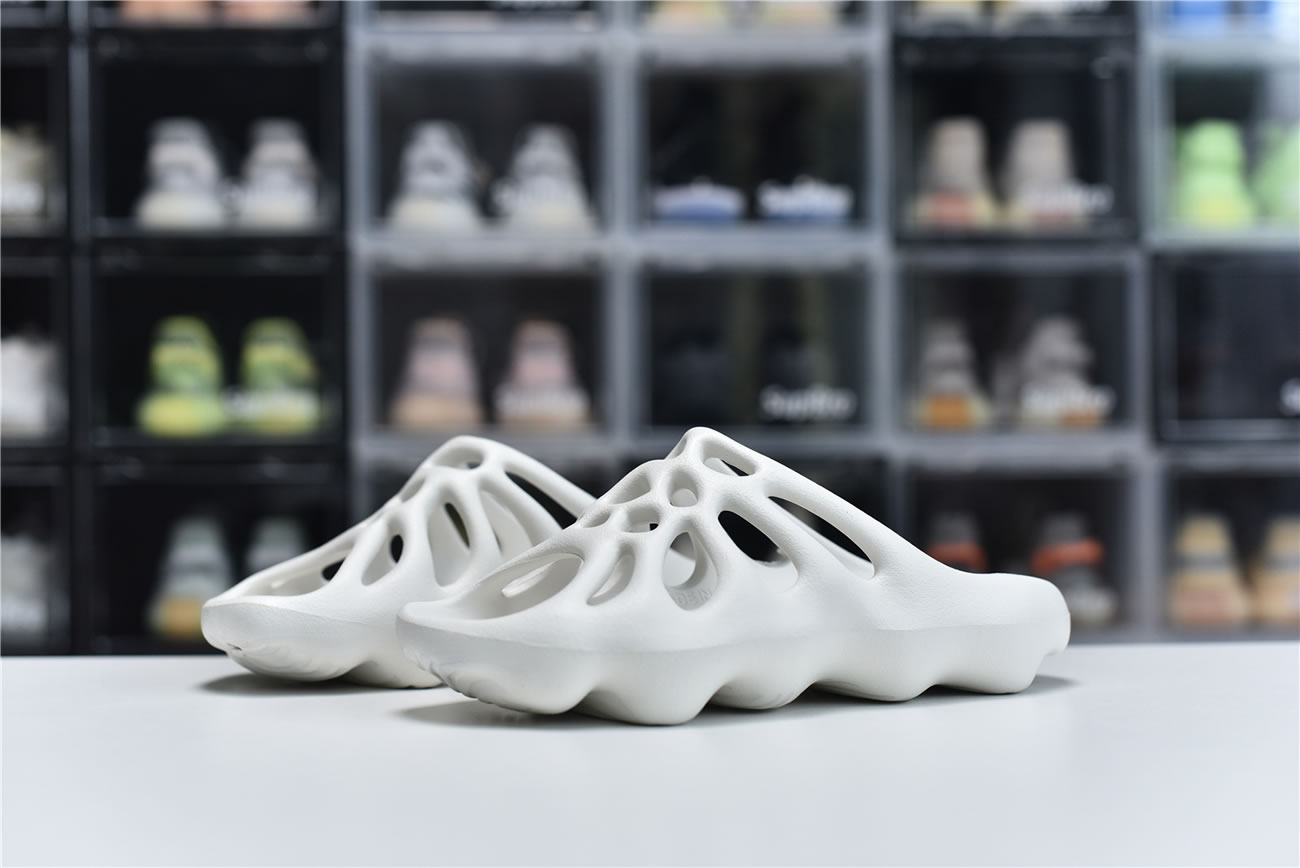 Adidas Yeezy Crocs Clog Slipper White (3) - www.newkick.vip