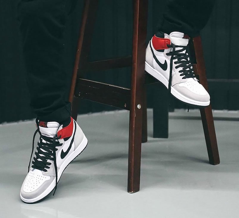 Air Jordan 1 Retro High Light Smoke Grey 2020 On Feet 555088 126 (2) - www.newkick.vip
