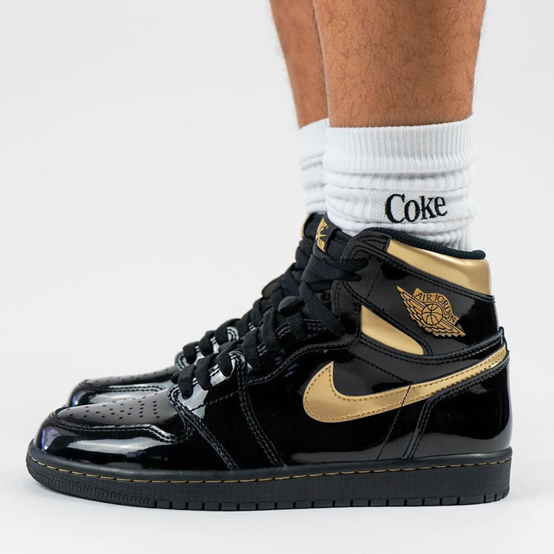 Air Jordan 1 High Og Black Gold Patent Leather New Release Date 555088 032 (1) - www.newkick.vip Air Jordan 1 High Og Black Gold Patent Leather New Release Date 555088 032 (1) - www.newkick.vip