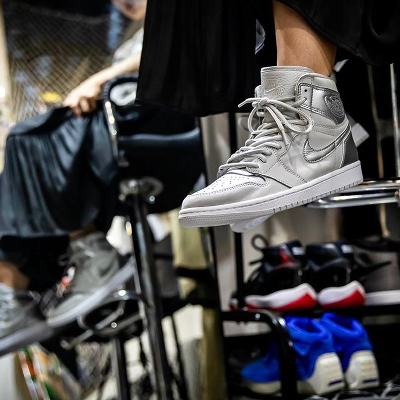 Air Jordan 1 Japan Exclusive Metallic Silver Neutral Grey On Feet 2001 2020 Dc1788 029 (3) - www.newkick.vip