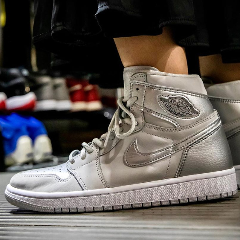 Air Jordan 1 Japan Exclusive Metallic Silver Neutral Grey On Feet 2001 2020 Dc1788 029 (1) - www.newkick.vip