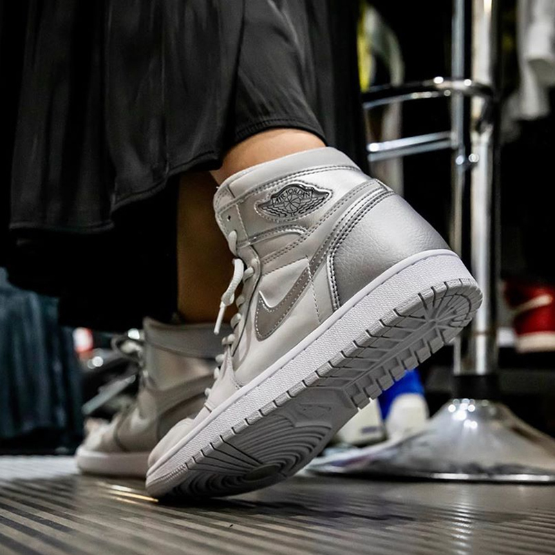 Air Jordan 1 Japan Exclusive Metallic Silver Neutral Grey On Feet 2001 2020 Dc1788 029 (4) - www.newkick.vip