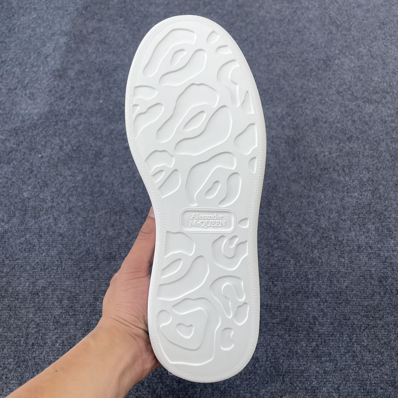 Alexander Mcqueen Oversized Sneaker White Black 625156 Whxmt 9074 (3) - www.newkick.vip Alexander Mcqueen Oversized Sneaker White Black 625156 Whxmt 9074 (3) - www.newkick.vip
