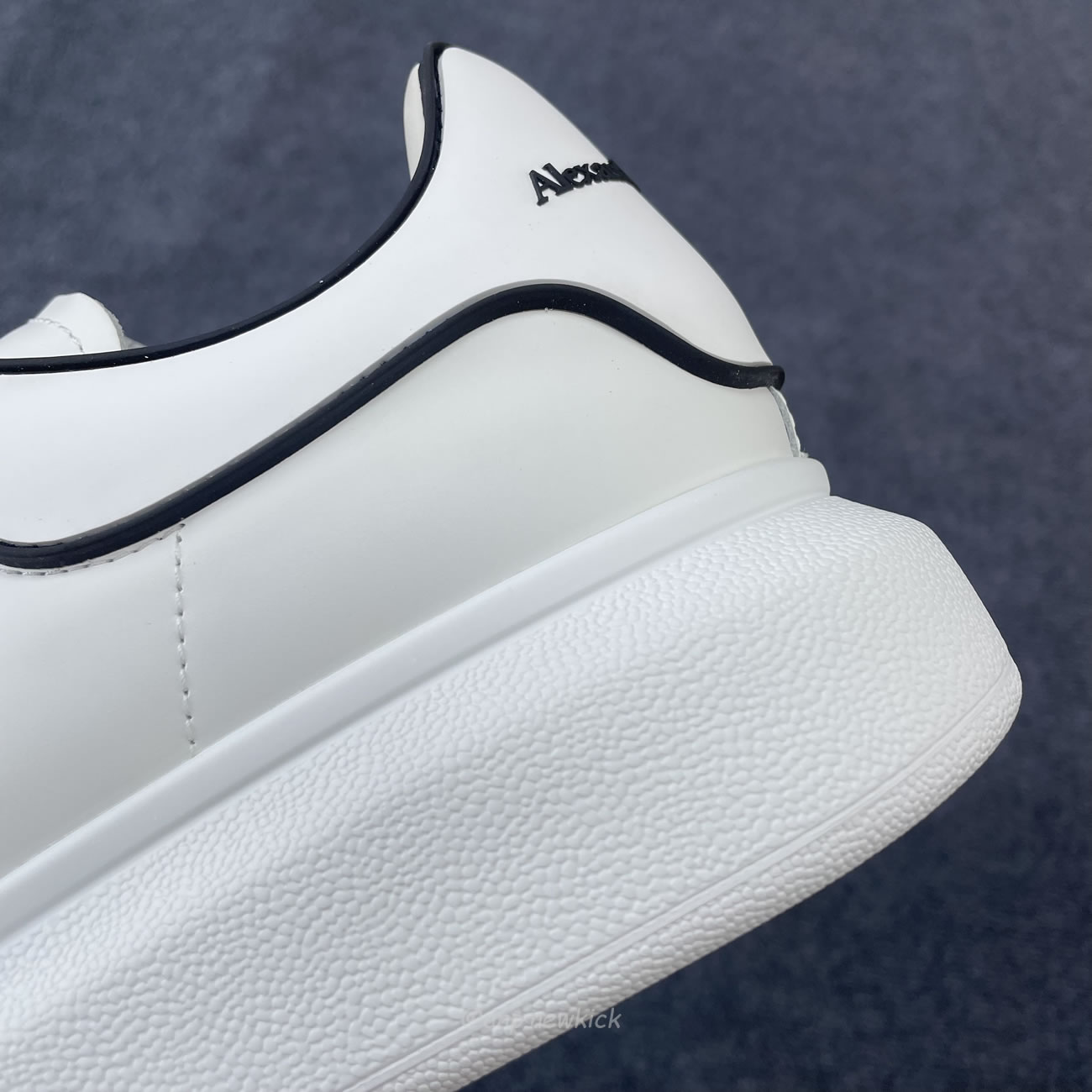 Alexander Mcqueen Oversized Sneaker White Black 625156 Whxmt 9074 (4) - www.newkick.vip Alexander Mcqueen Oversized Sneaker White Black 625156 Whxmt 9074 (4) - www.newkick.vip