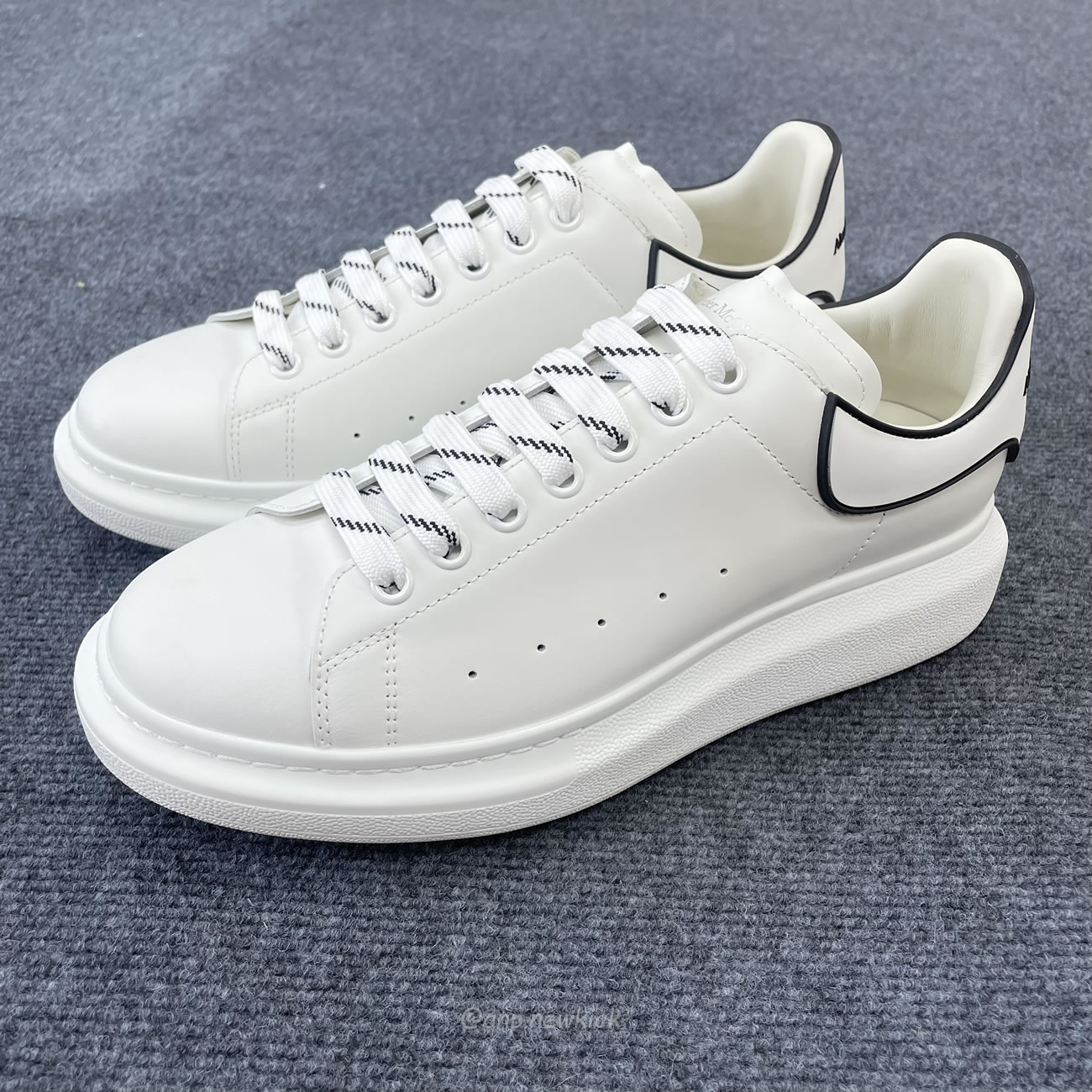Alexander Mcqueen Oversized Sneaker White Black 625156 Whxmt 9074 (6) - www.newkick.vip Alexander Mcqueen Oversized Sneaker White Black 625156 Whxmt 9074 (6) - www.newkick.vip