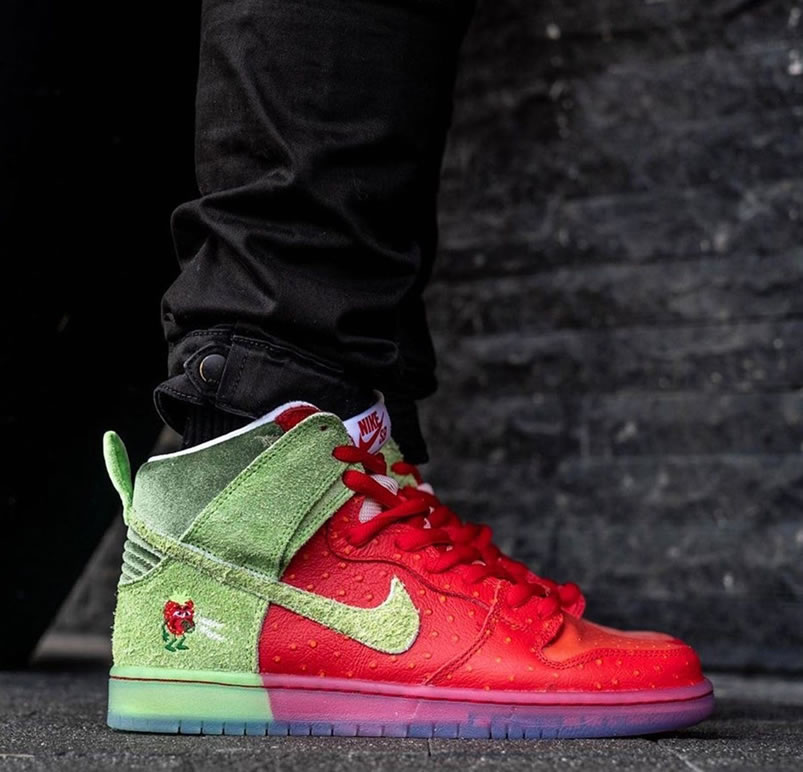 Nike Sb Dunk High Strawberry Cough On Feet Cw7093 600 (1) - www.newkick.vip