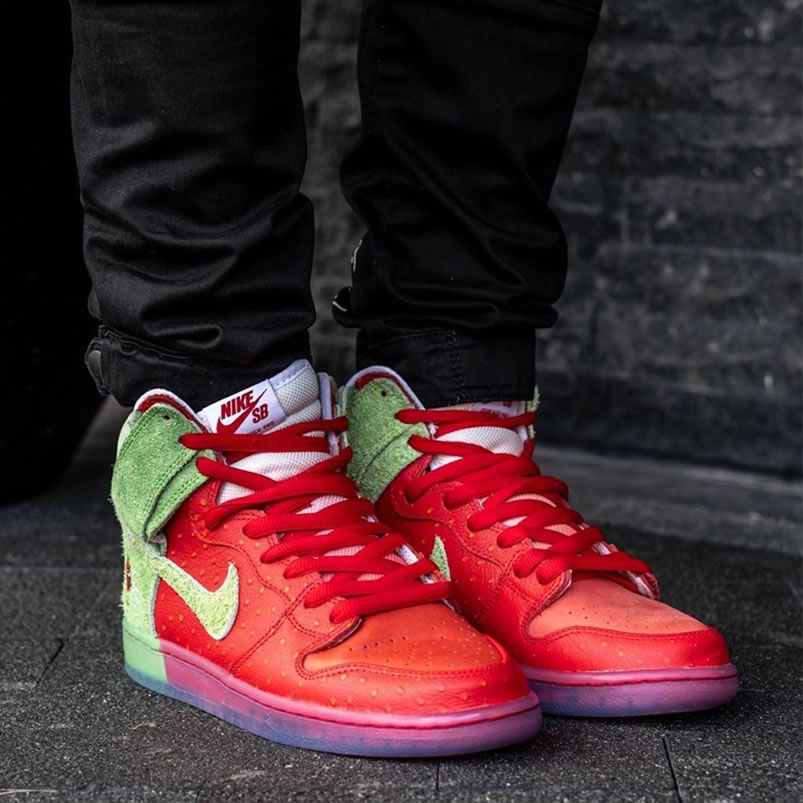 Nike Sb Dunk High Strawberry Cough On Feet Cw7093 600 (2) - www.newkick.vip
