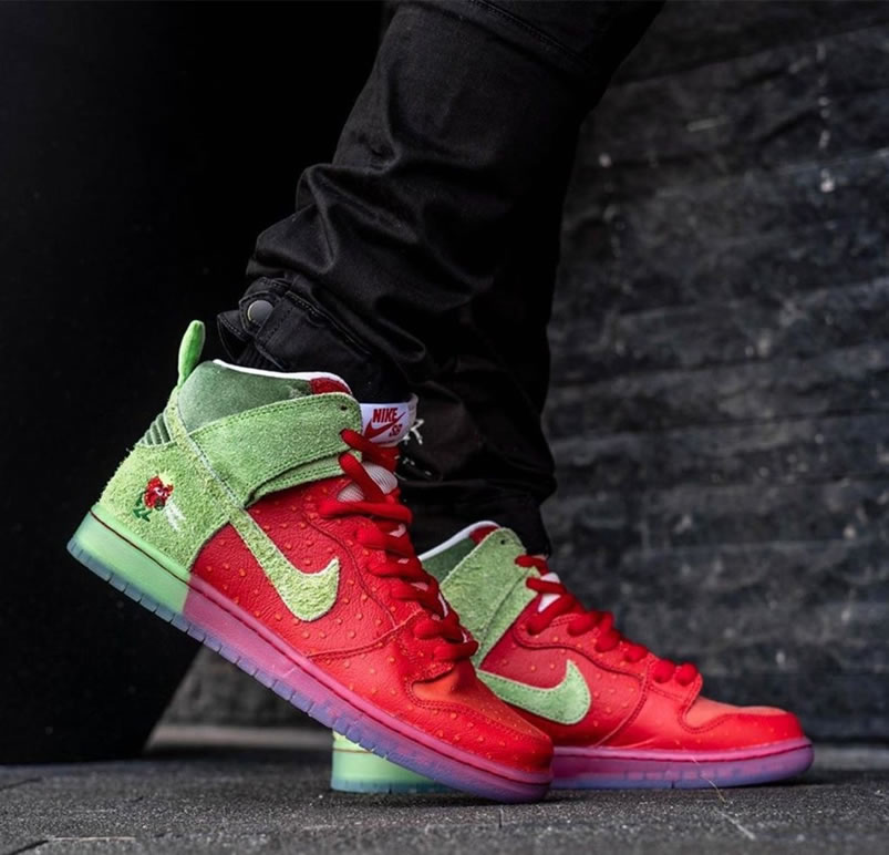 Nike Sb Dunk High Strawberry Cough On Feet Cw7093 600 (3) - www.newkick.vip