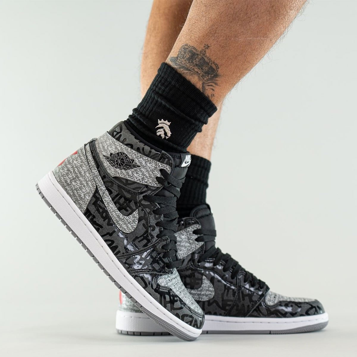 Air Jordan 1 High Og Rebellionaire Black White Particle Grey On Feet 555088 036 (4) - www.newkick.vip