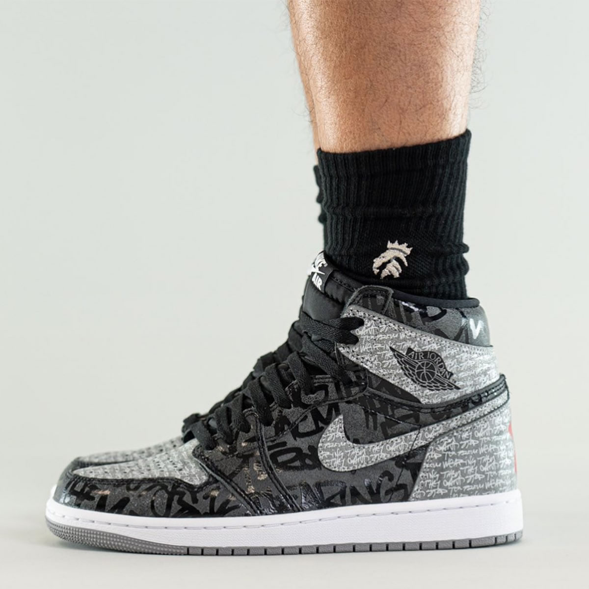 Air Jordan 1 High Og Rebellionaire Black White Particle Grey On Feet 555088 036 (2) - www.newkick.vip