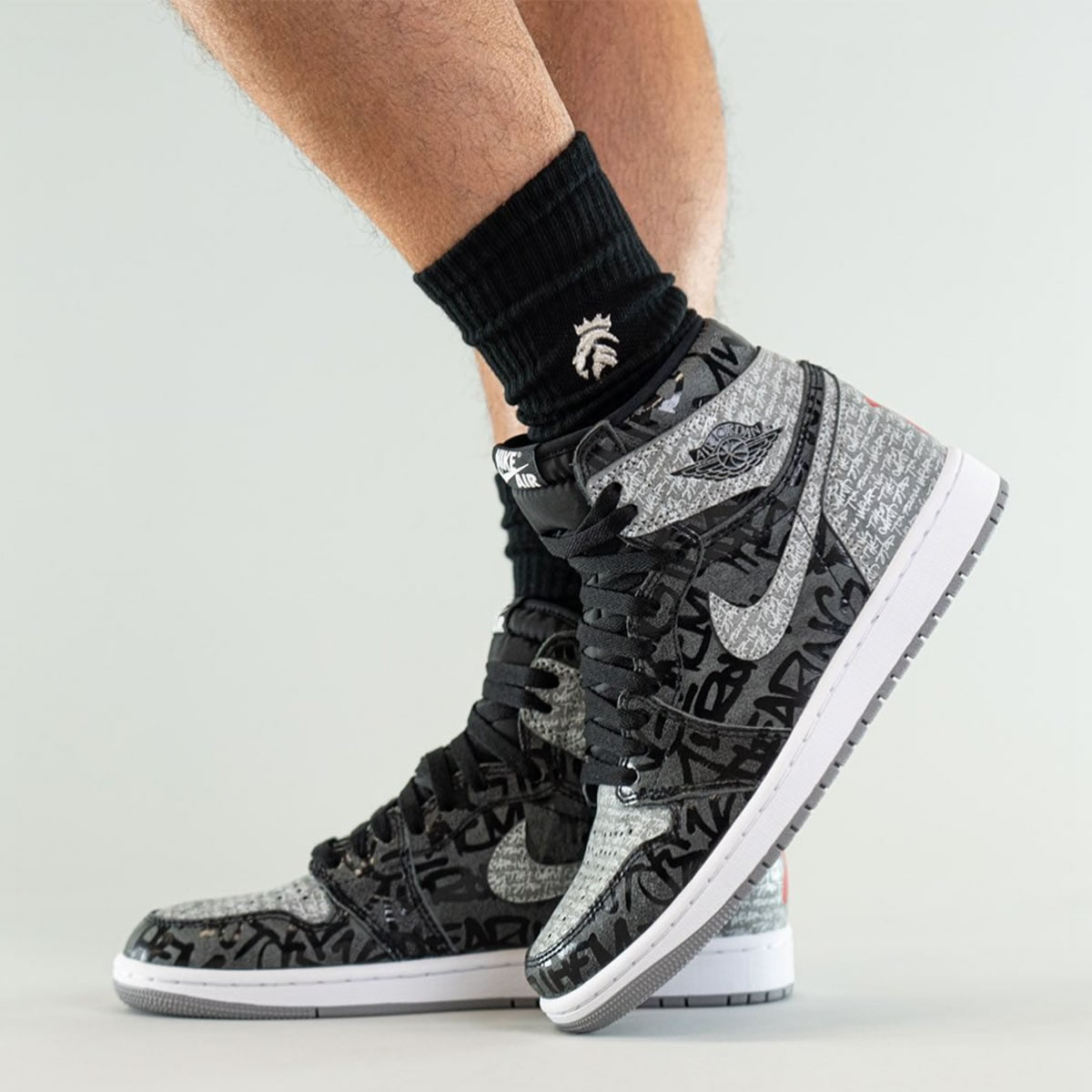 Air Jordan 1 High Og Rebellionaire Black White Particle Grey On Feet 555088 036 (5) - www.newkick.vip