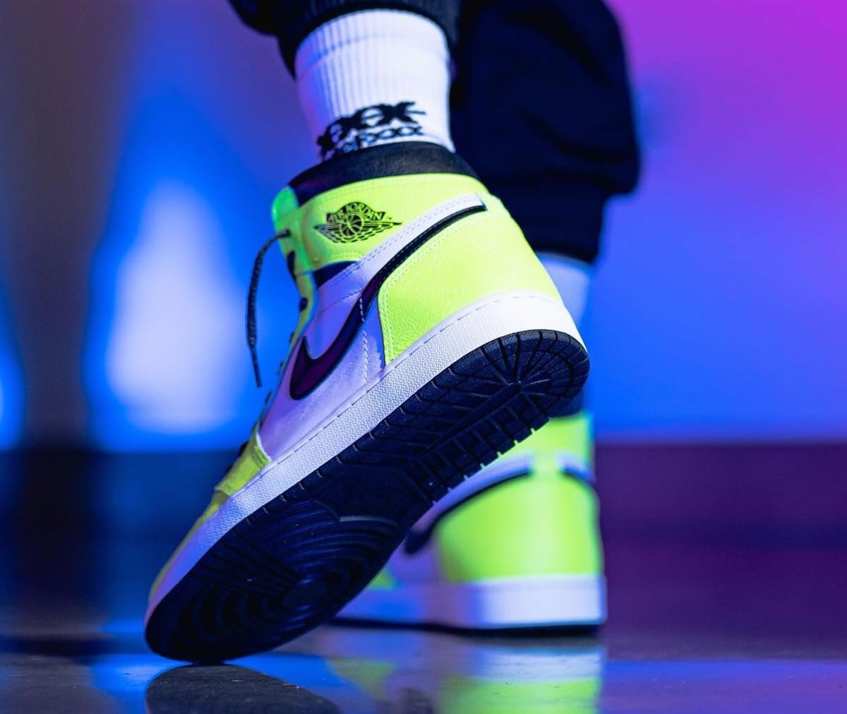 Air Jordan 1 Retro High Og Volt Black Sail On Feet 555088 702 (2) - www.newkick.vip Air Jordan 1 Retro High Og Volt Black Sail On Feet 555088 702 (2) - www.newkick.vip