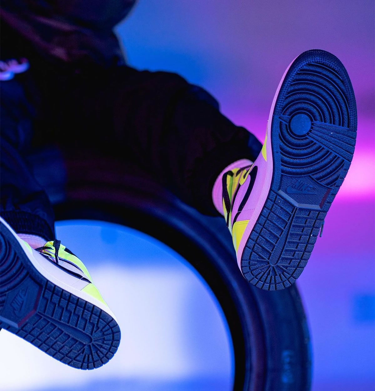 Air Jordan 1 Retro High Og Volt Black Sail On Feet 555088 702 (1) - www.newkick.vip