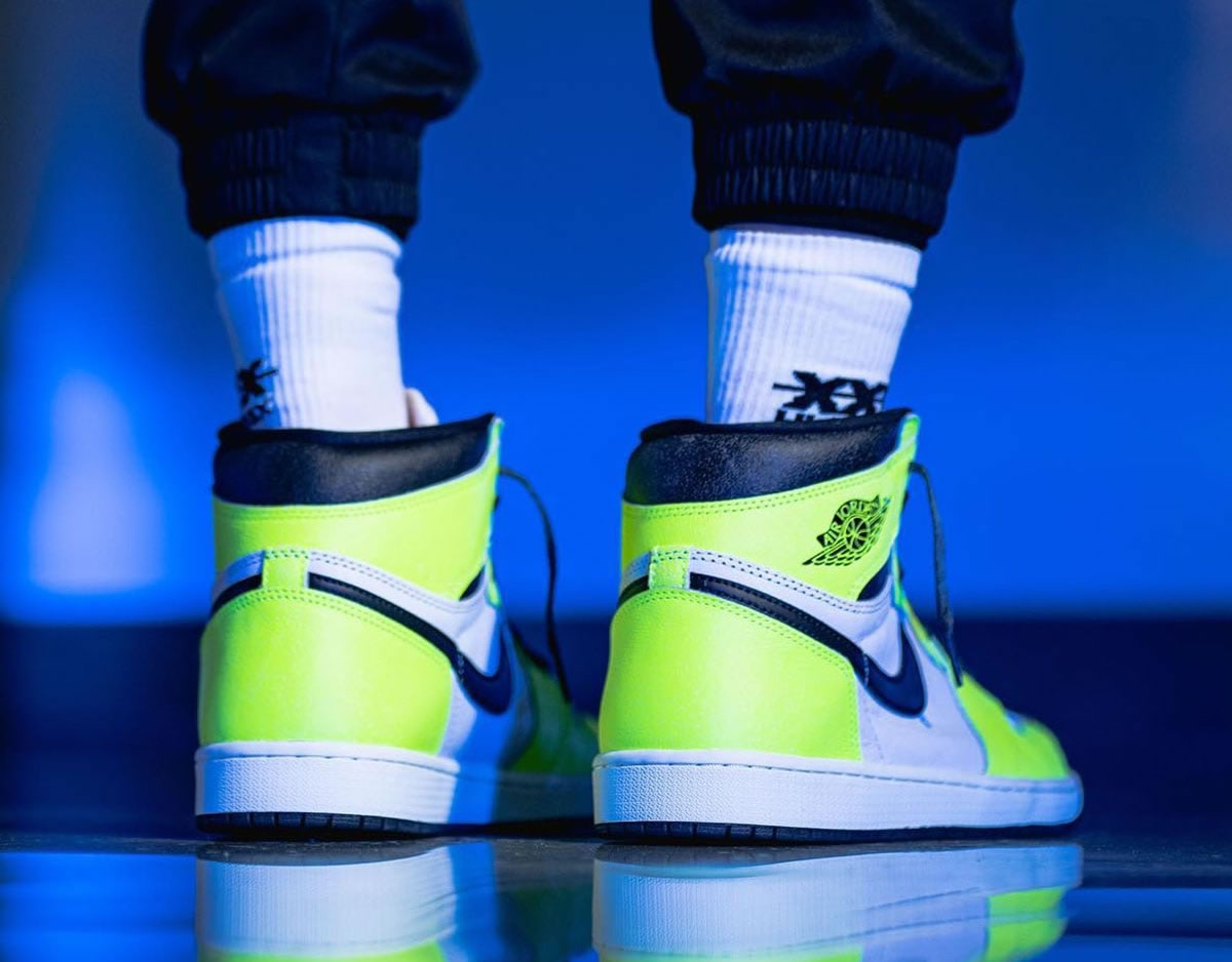 Air Jordan 1 Retro High Og Volt Black Sail On Feet 555088 702 (3) - www.newkick.vip