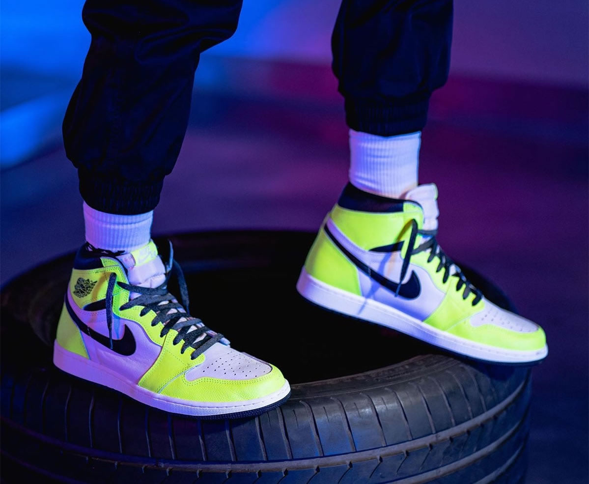 Air Jordan 1 Retro High Og Volt Black Sail On Feet 555088 702 (4) - www.newkick.vip