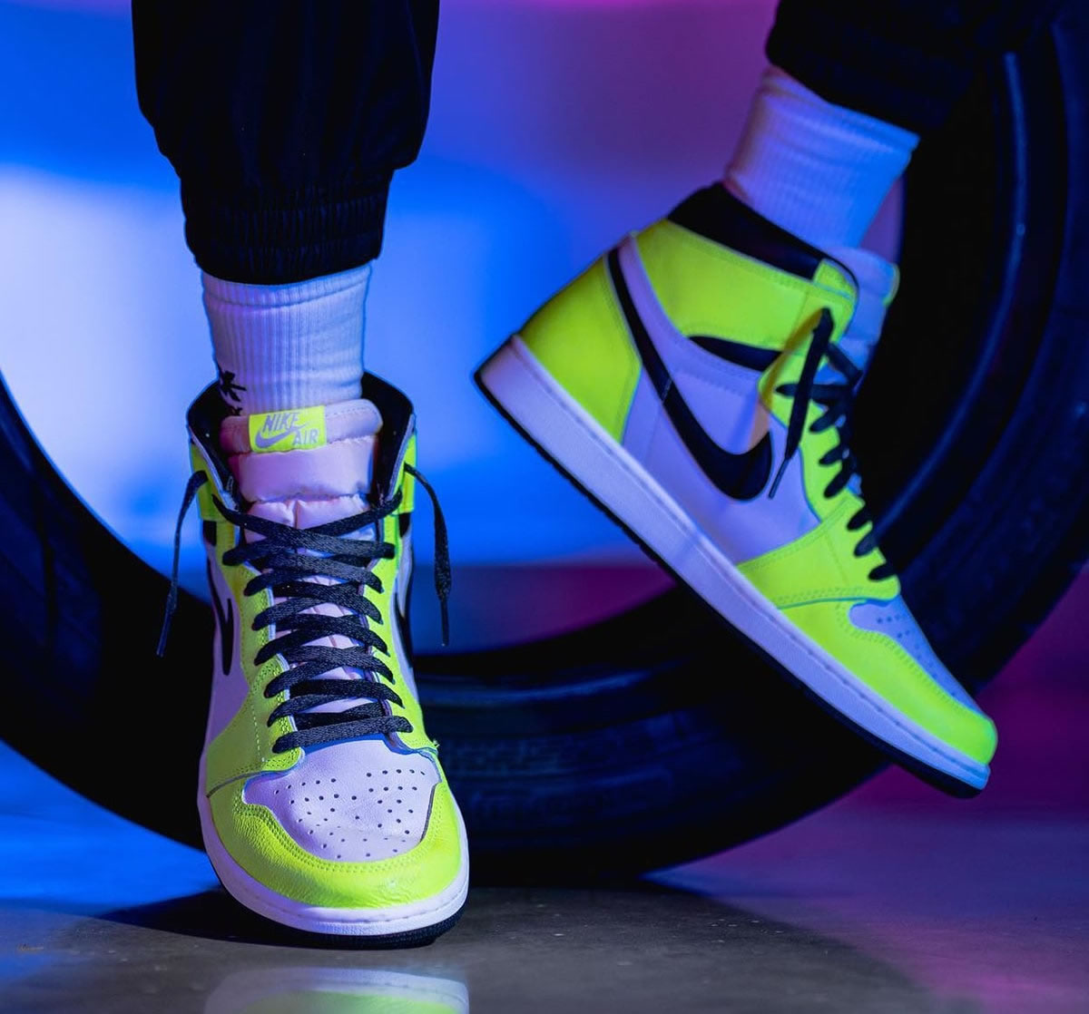 Air Jordan 1 Retro High Og Volt Black Sail On Feet 555088 702 (6) - www.newkick.vip