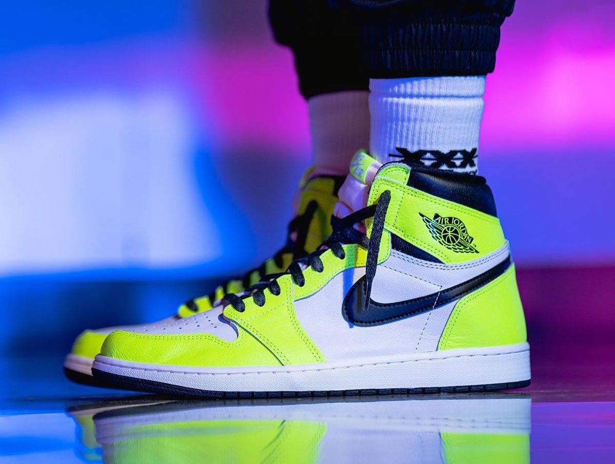 Air Jordan 1 Retro High Og Volt Black Sail On Feet 555088 702 (7) - www.newkick.vip