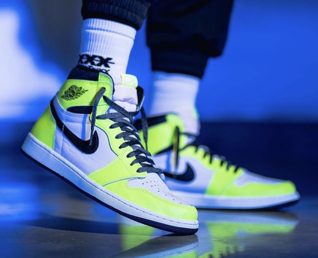 Air Jordan 1 Retro High Og Volt Black Sail On Feet 555088 702 (8) - www.newkick.vip