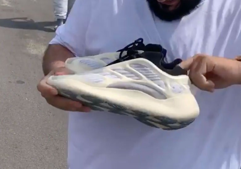 Adidas Yeezy Boost 700 V3 Azael On Hand Release Date Fw4980 (2) - www.newkick.vip Adidas Yeezy Boost 700 V3 Azael On Hand Release Date Fw4980 (2) - www.newkick.vip
