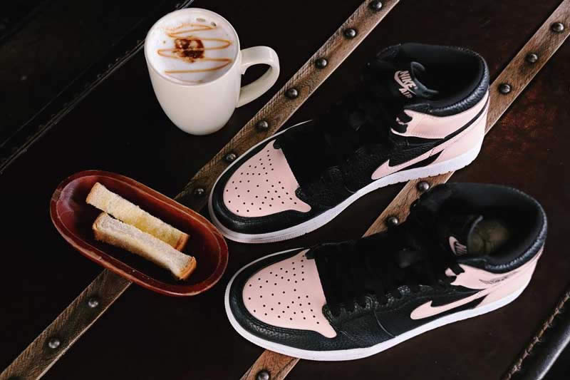 Air Jordan 1 Crimson Tint For Sale On Feet Hyper Pink And Black 555088 081 (1) - www.newkick.vip