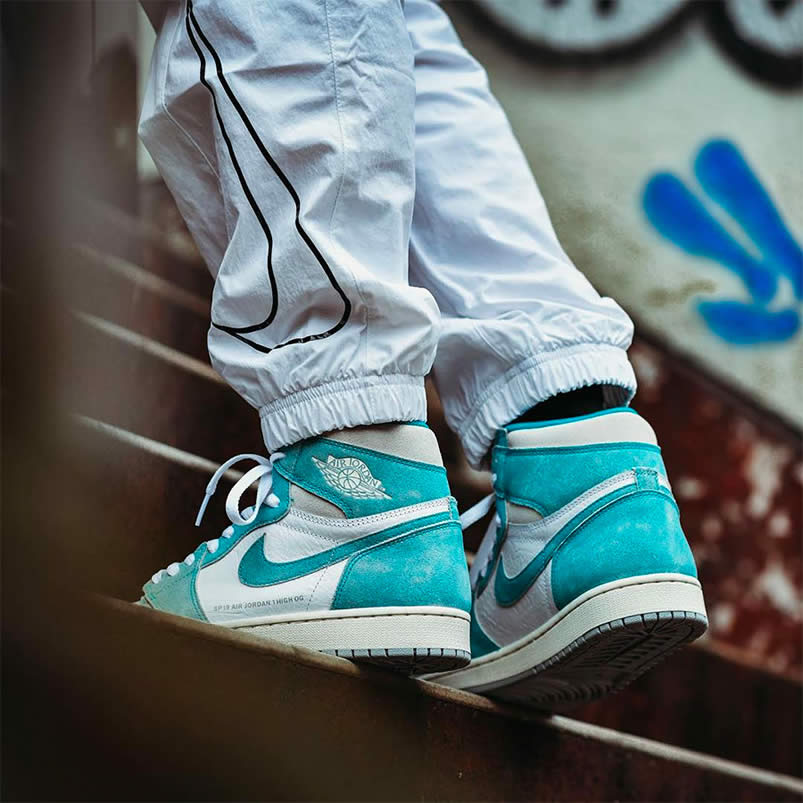 Air Jordan 1 Retro High Og Turbo Green White Grey On Feet 555088 311 (2) - www.newkick.vip Air Jordan 1 Retro High Og Turbo Green White Grey On Feet 555088 311 (2) - www.newkick.vip