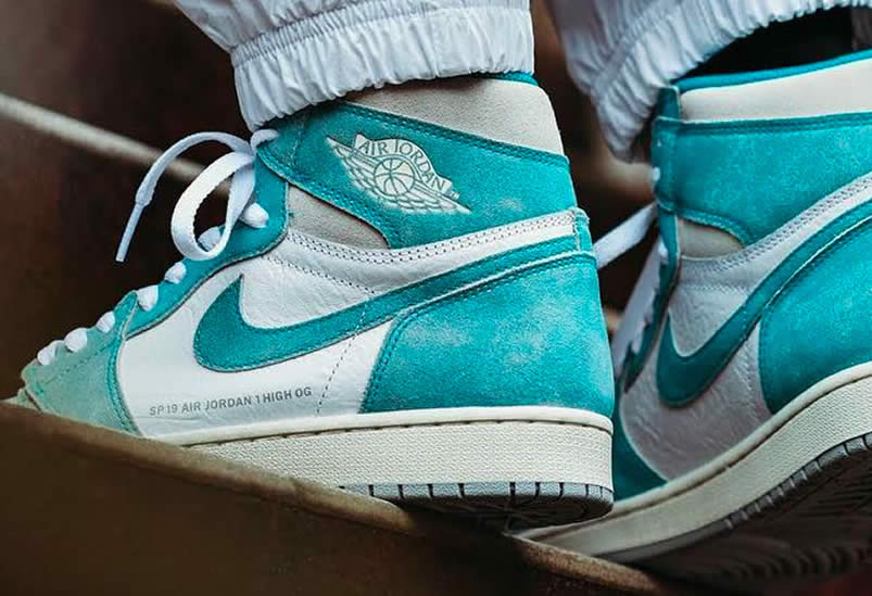 Air Jordan 1 Retro High Og Turbo Green White Grey On Feet 555088 311 (3) - www.newkick.vip