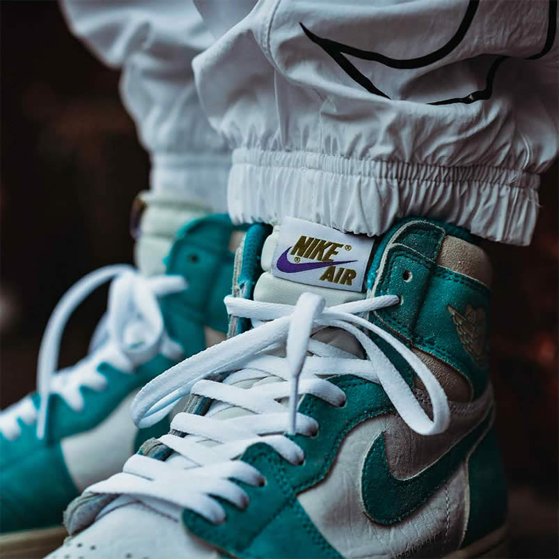 Air Jordan 1 Retro High Og Turbo Green White Grey On Feet 555088 311 (4) - www.newkick.vip