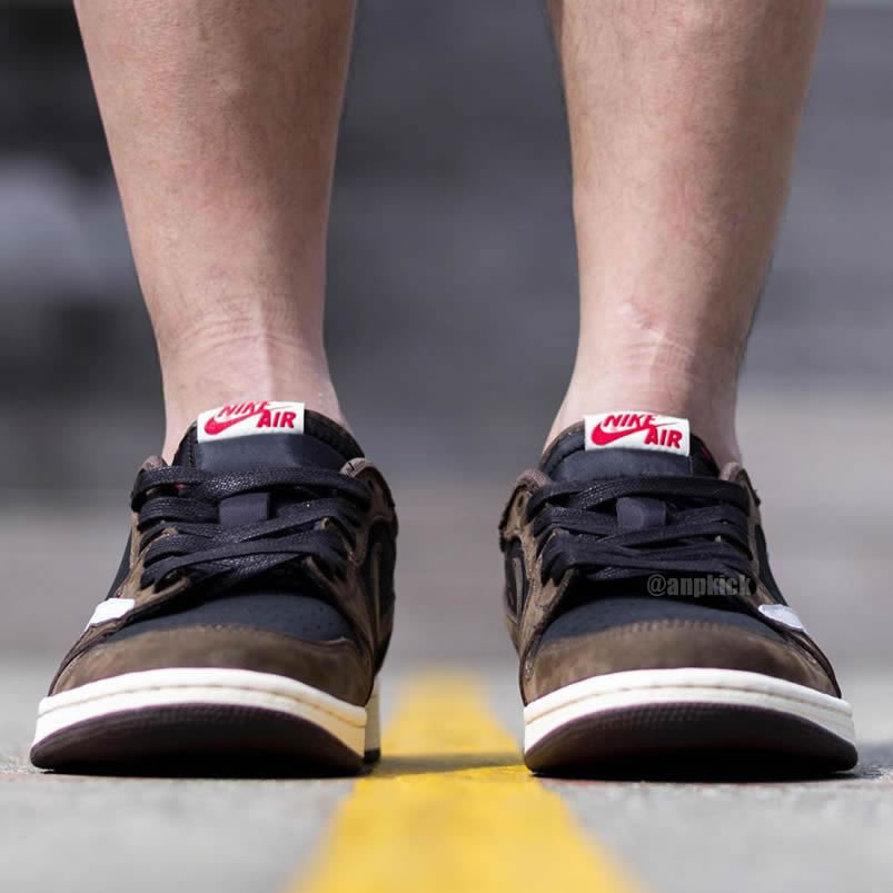 Travis Scott Air Jordan 1 Low Og On Feet  Dark Mocha Cq4277 001 (5) - www.newkick.vip