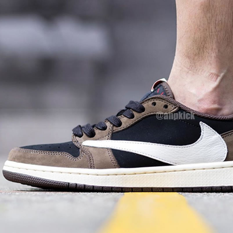 Travis Scott Air Jordan 1 Low Og On Feet  Dark Mocha Cq4277 001 (7) - www.newkick.vip