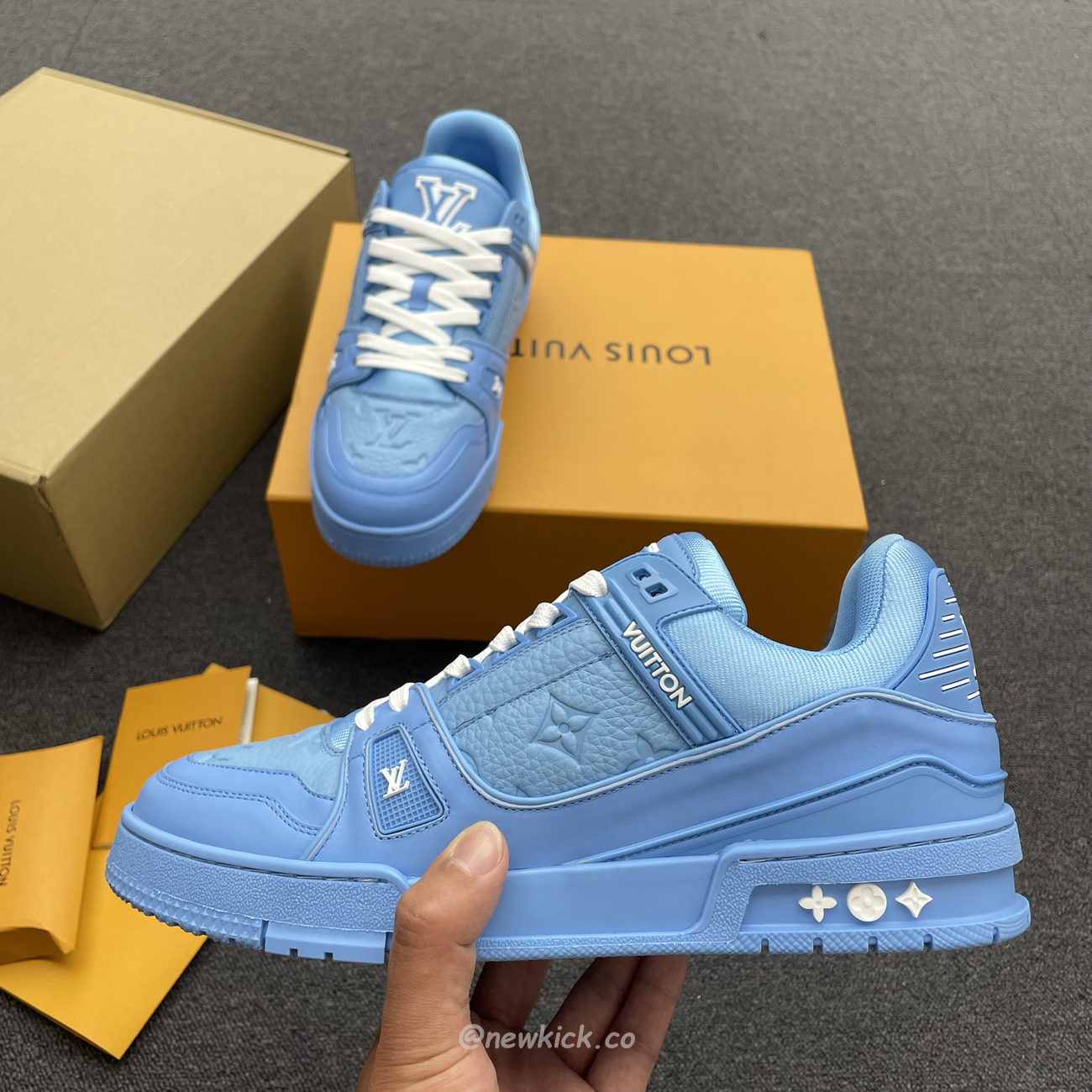 Louis Vuitton Trainer Blue Embossed Monogram (2) - www.newkick.vip