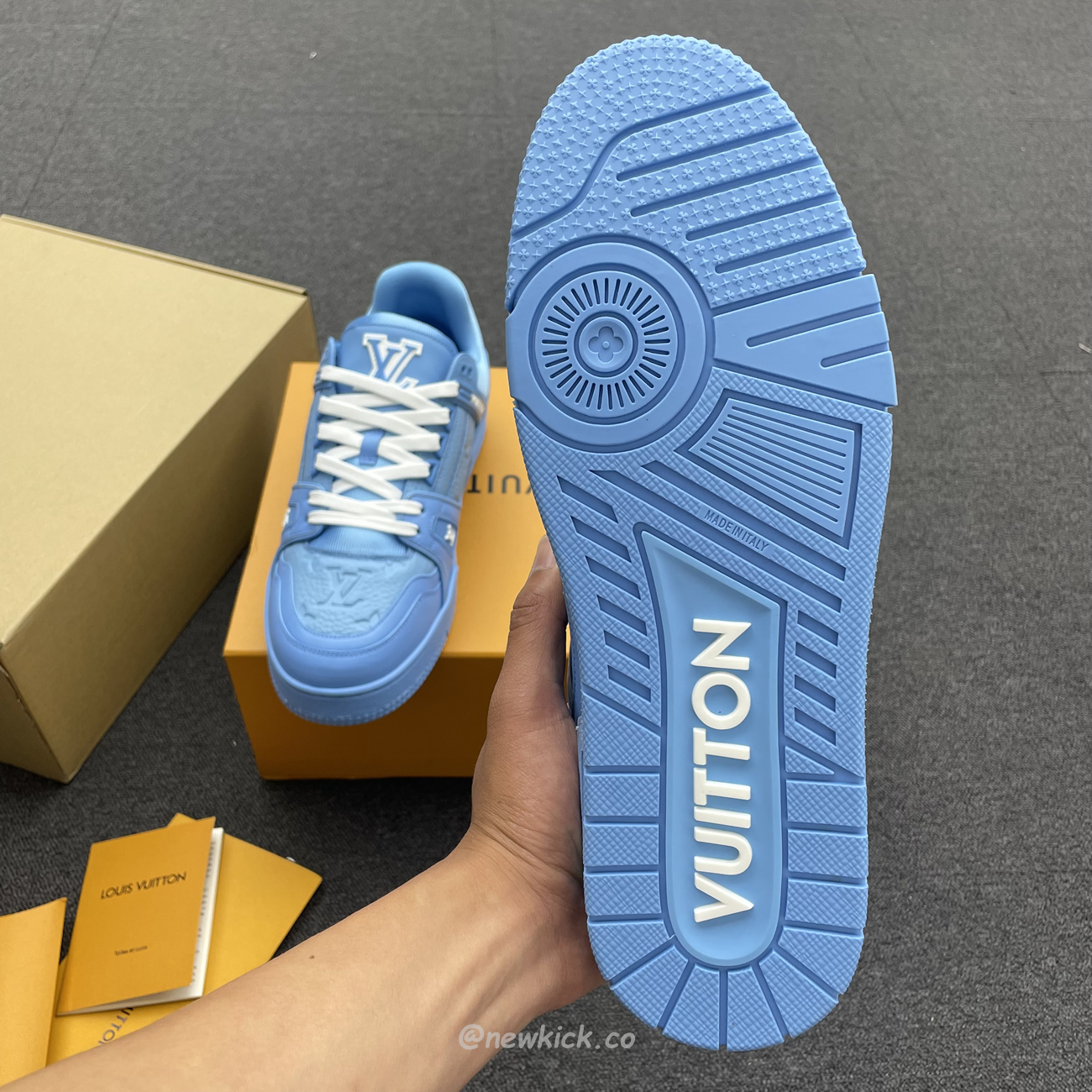 Louis Vuitton Trainer Blue Embossed Monogram (5) - www.newkick.vip