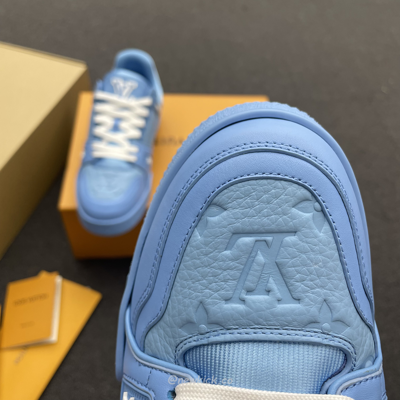 Louis Vuitton Trainer Blue Embossed Monogram (6) - www.newkick.vip