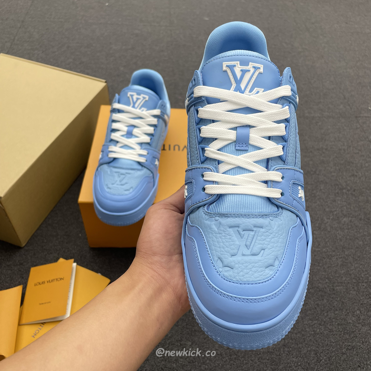 Louis Vuitton Trainer Blue Embossed Monogram (7) - www.newkick.vip