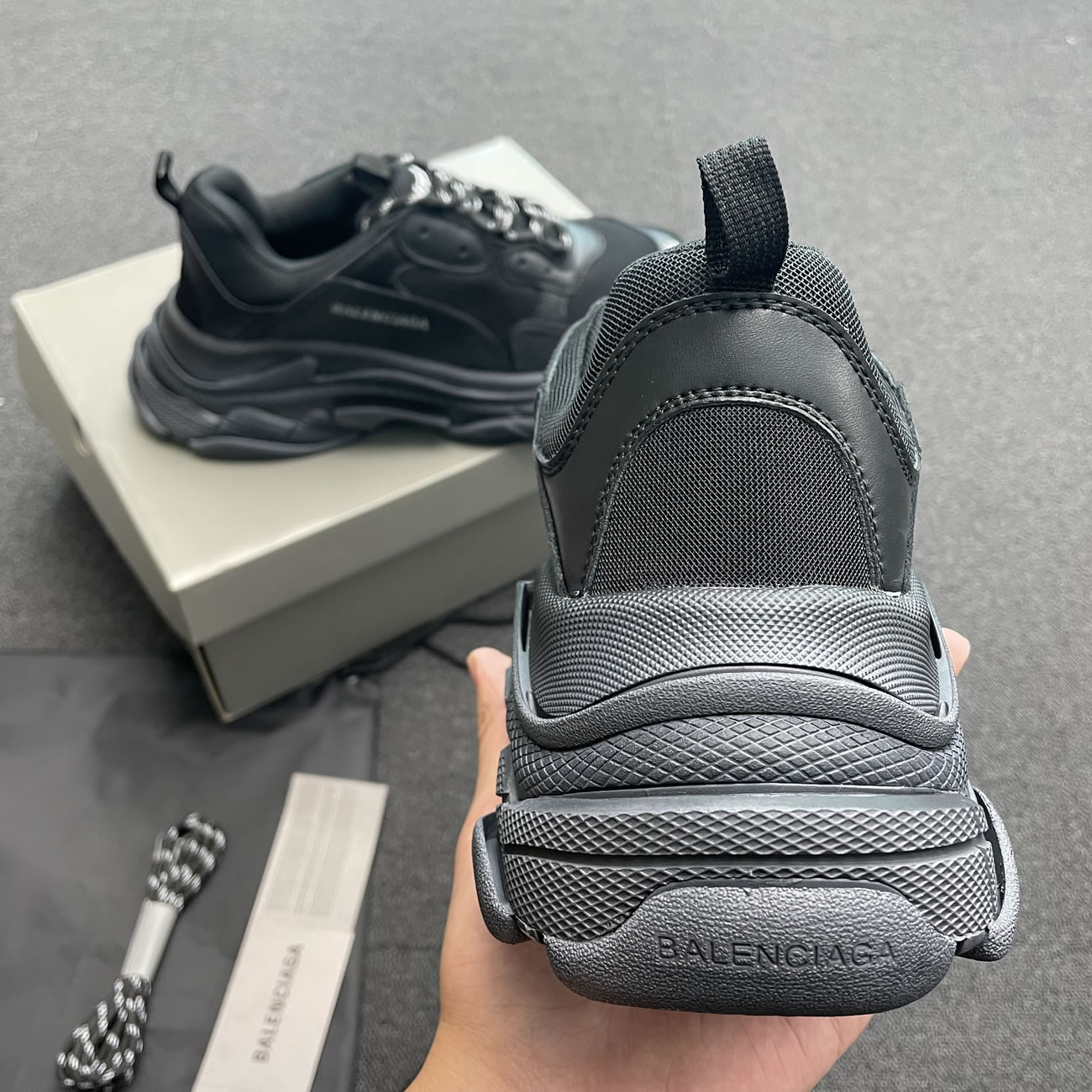Balenciaga Triple S Triple Black 2018 Reissue Pre Distressed 512176 W09o1 1000 (1) - www.newkick.vip Balenciaga Triple S Triple Black 2018 Reissue Pre Distressed 512176 W09o1 1000 (1) - www.newkick.vip