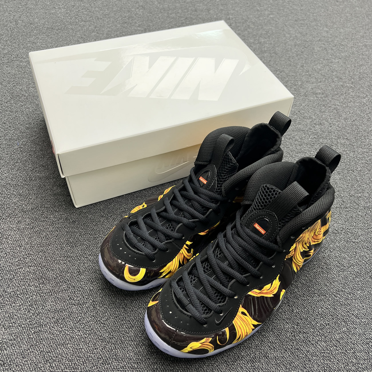 Nike Air Foamposite One Supreme Black Red 652792 001 600 (2) - www.newkick.vip