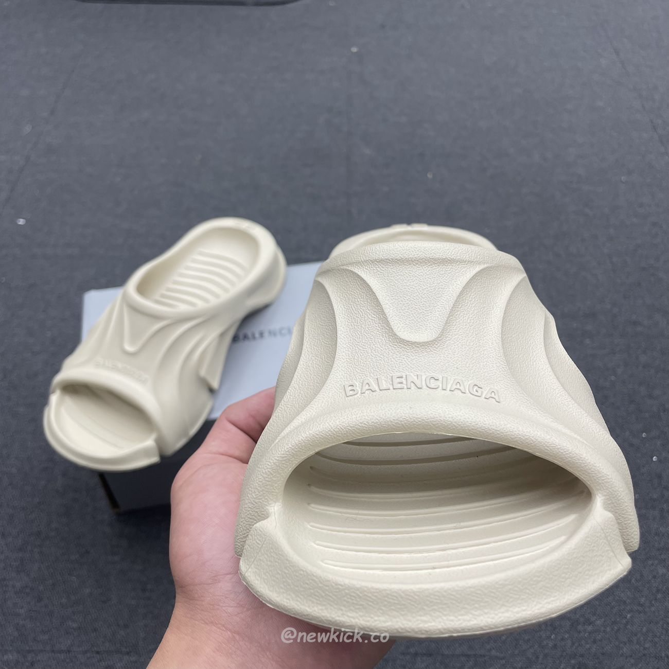 Balenciaga Mold Slide Sandal Black Beige 653874w3ce21000 (4) - www.newkick.vip