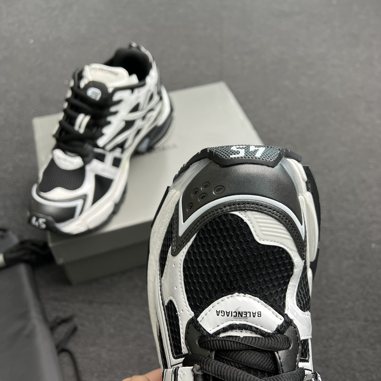 Balenciaga Runner White Black White 677403w3rb29010 (2) - www.newkick.vip