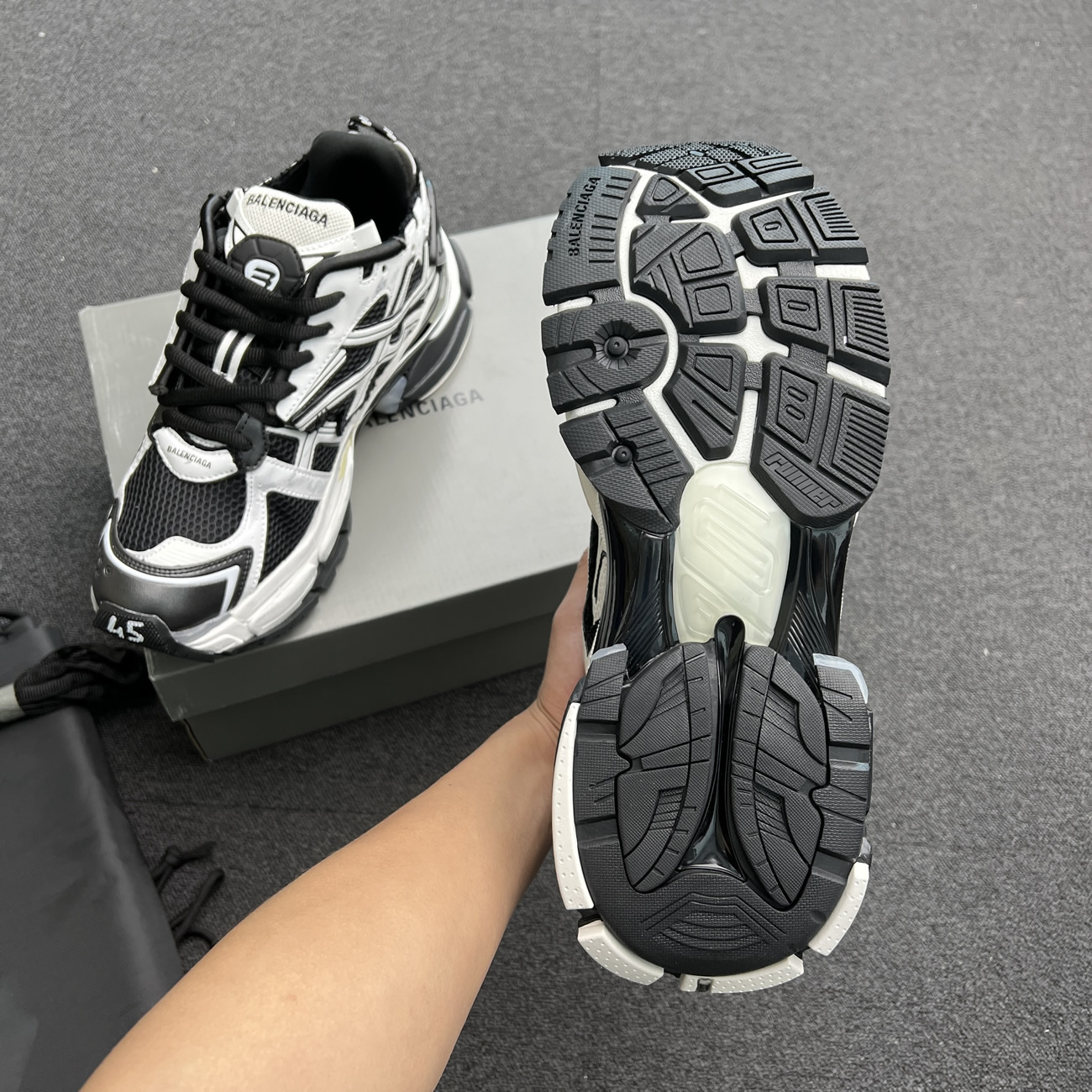 Balenciaga Runner White Black White 677403w3rb29010 (4) - www.newkick.vip