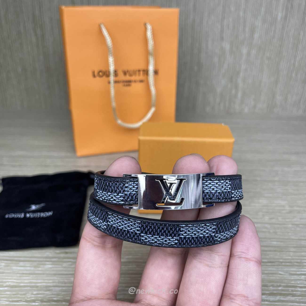 Louis Vuitton Leather Bracelet (2) - www.newkick.vip