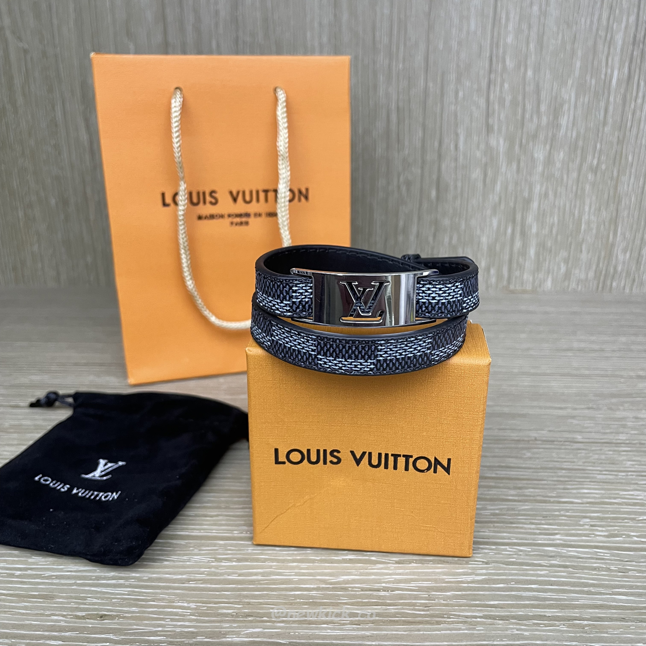 Louis Vuitton Leather Bracelet (5) - www.newkick.vip