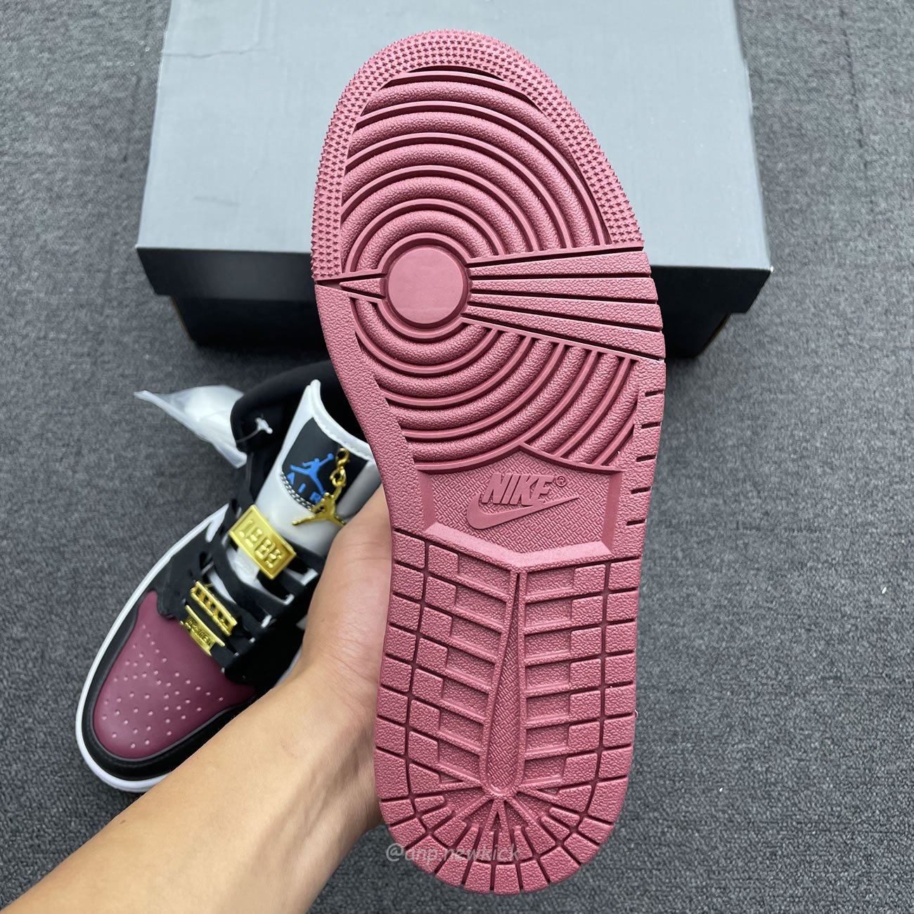 Air Jordan 1 Mid Se Black Dark Beetroot Womens Cz4385 016 (6) - www.newkick.vip