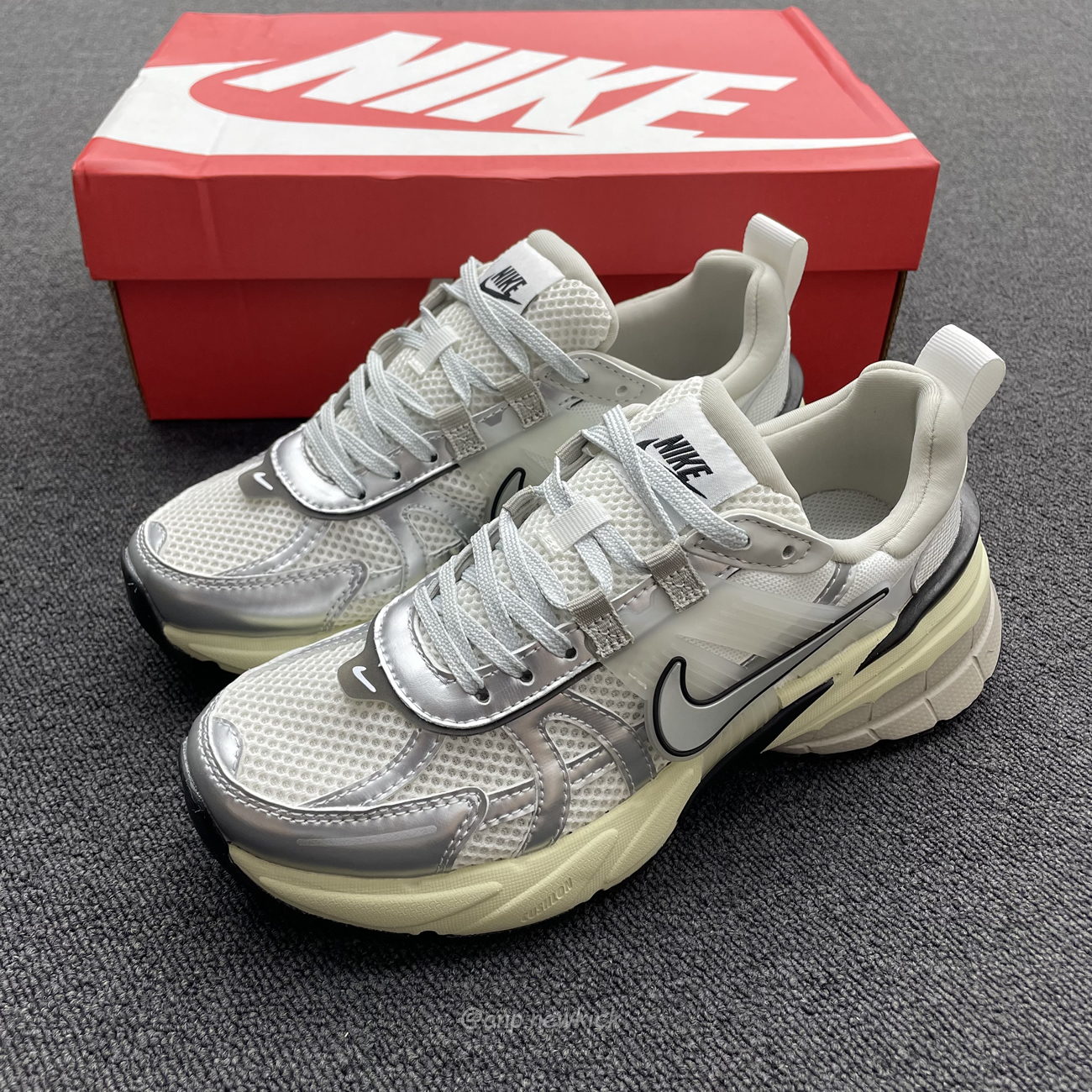 Nike V2k Run Summit White Metallic Silver Fd0736 100 (3) - www.newkick.vip