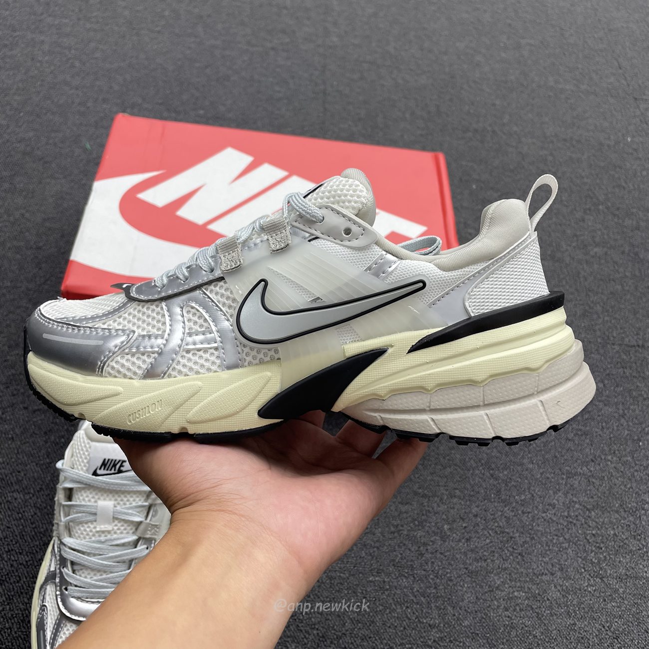 Nike V2k Run Summit White Metallic Silver Fd0736 100 (6) - www.newkick.vip