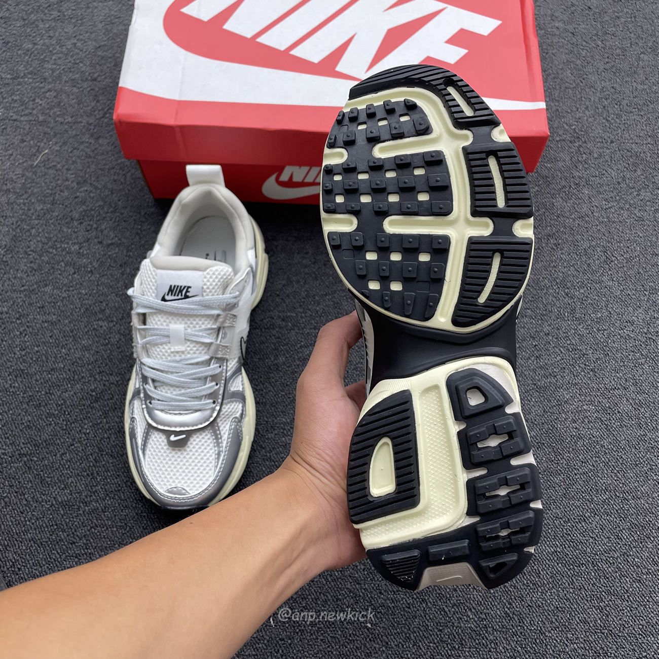 Nike V2k Run Summit White Metallic Silver Fd0736 100 (9) - www.newkick.vip