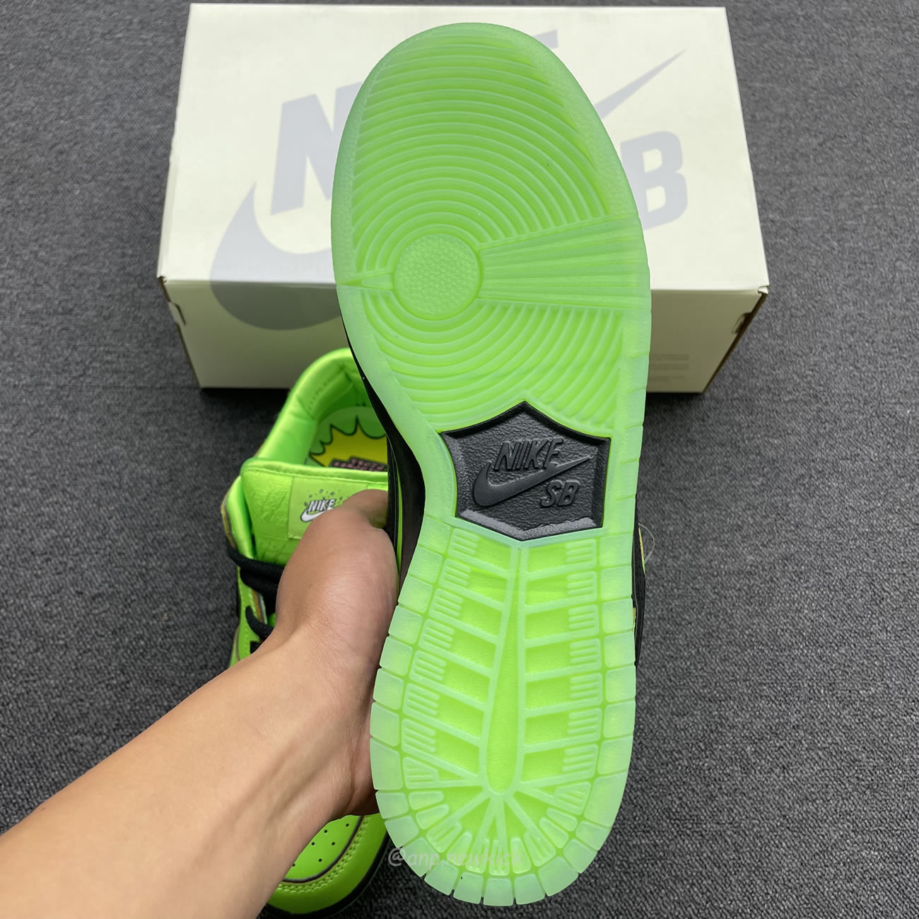 Nike Sb Dunk Low X The Powerpuff Girls On Feet Look At Bubbles Fz8320 400 (20) - www.newkick.vip